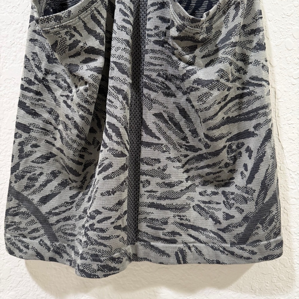 Lululemon Swiftly Tech Racerback Tank Top 2.0 *Race Length Black / Grey Size 6 - Picture 7 of 13